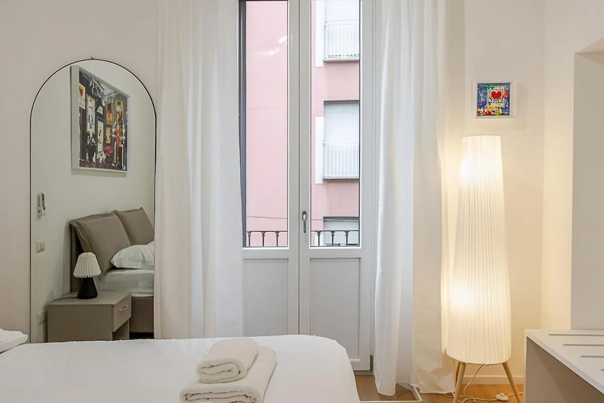 Art-Filled Apartment In Centro Milan