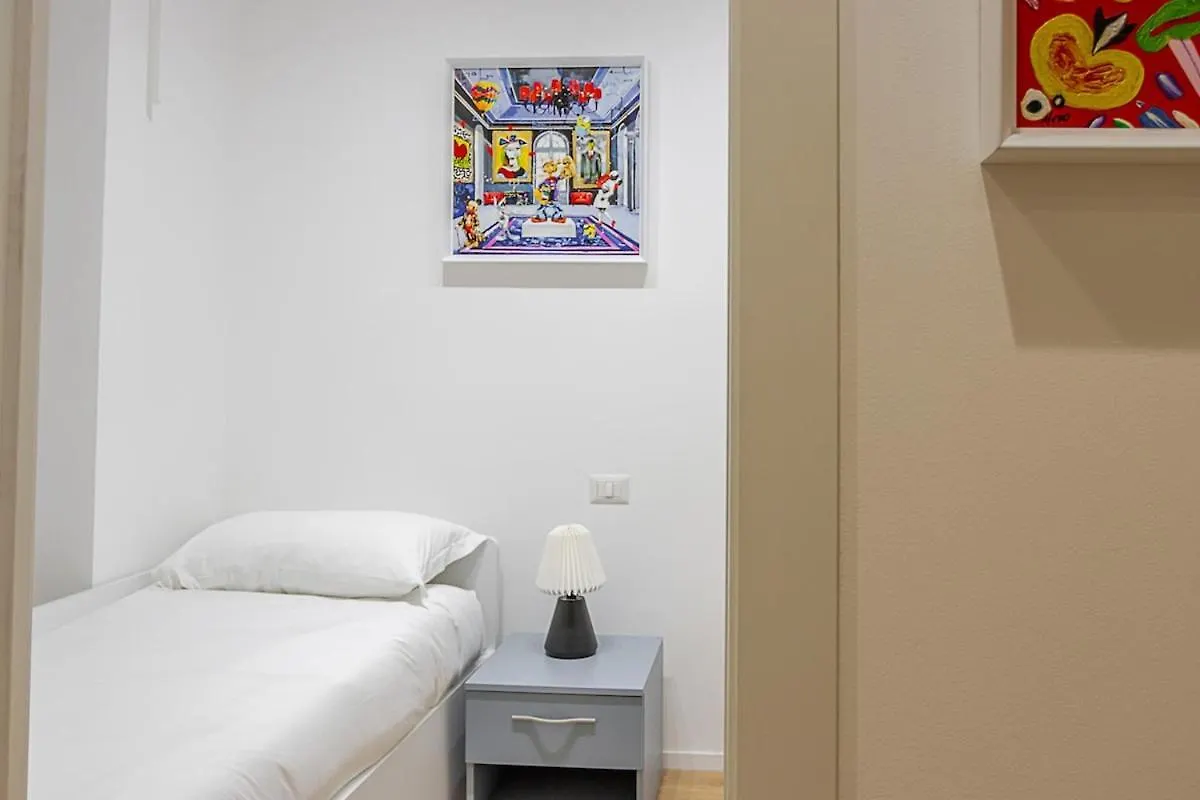 Art-Filled Apartment In Centro Mediolan 0*,