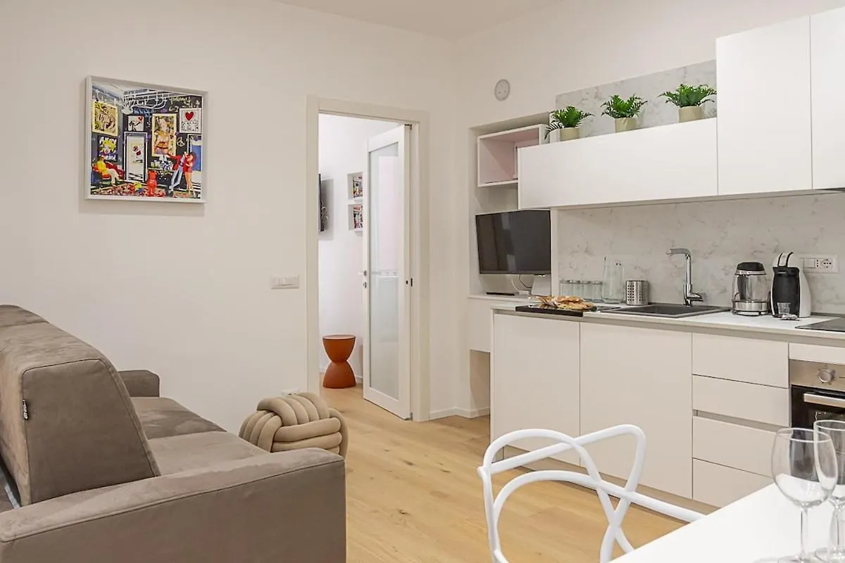 Art-Filled Apartment In Centro Mediolan