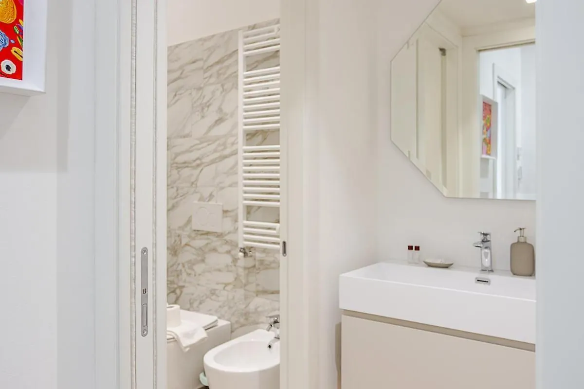 Art-Filled Apartment In Centro Milan