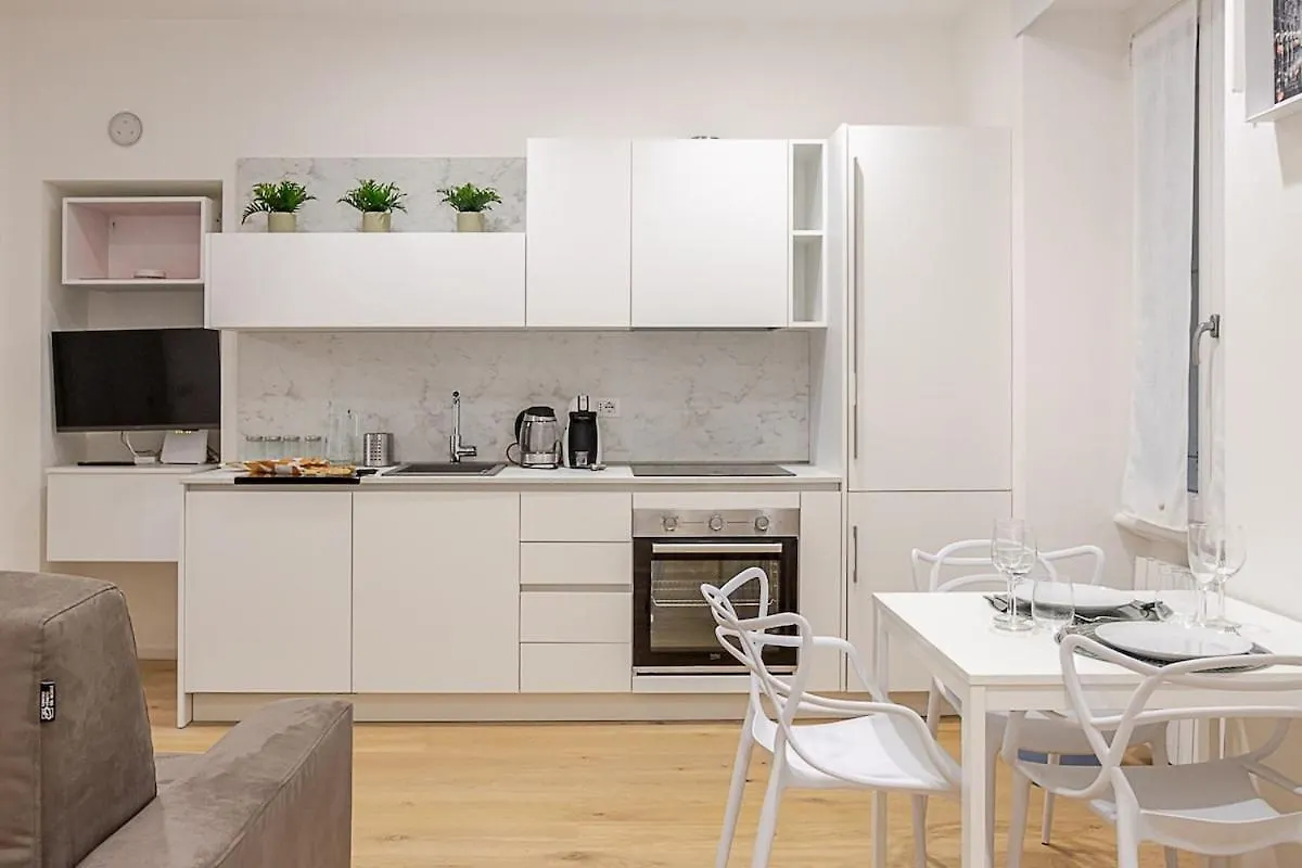 Art-Filled Apartment In Centro Mediolan