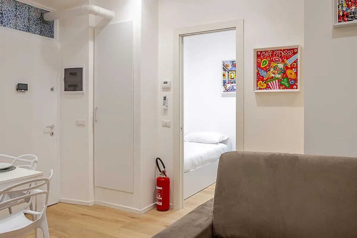 Art-Filled Apartment In Centro Mediolan