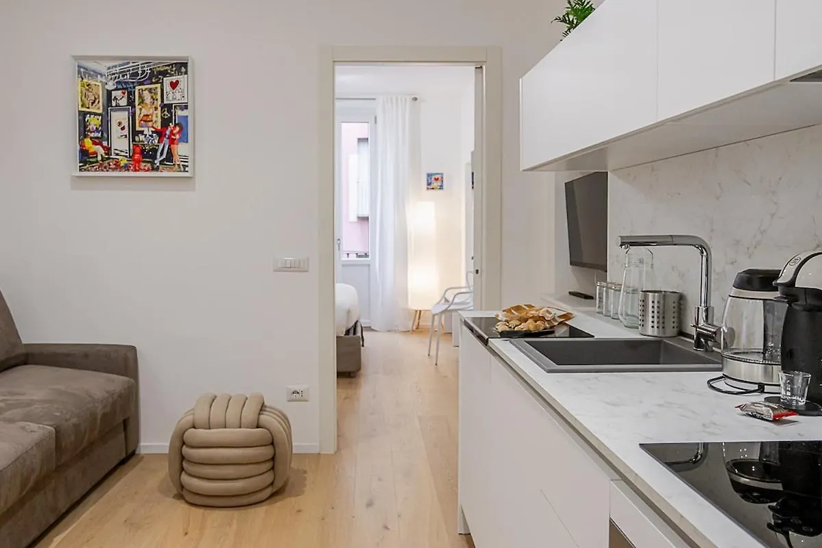 Art-Filled Apartment In Centro Milan