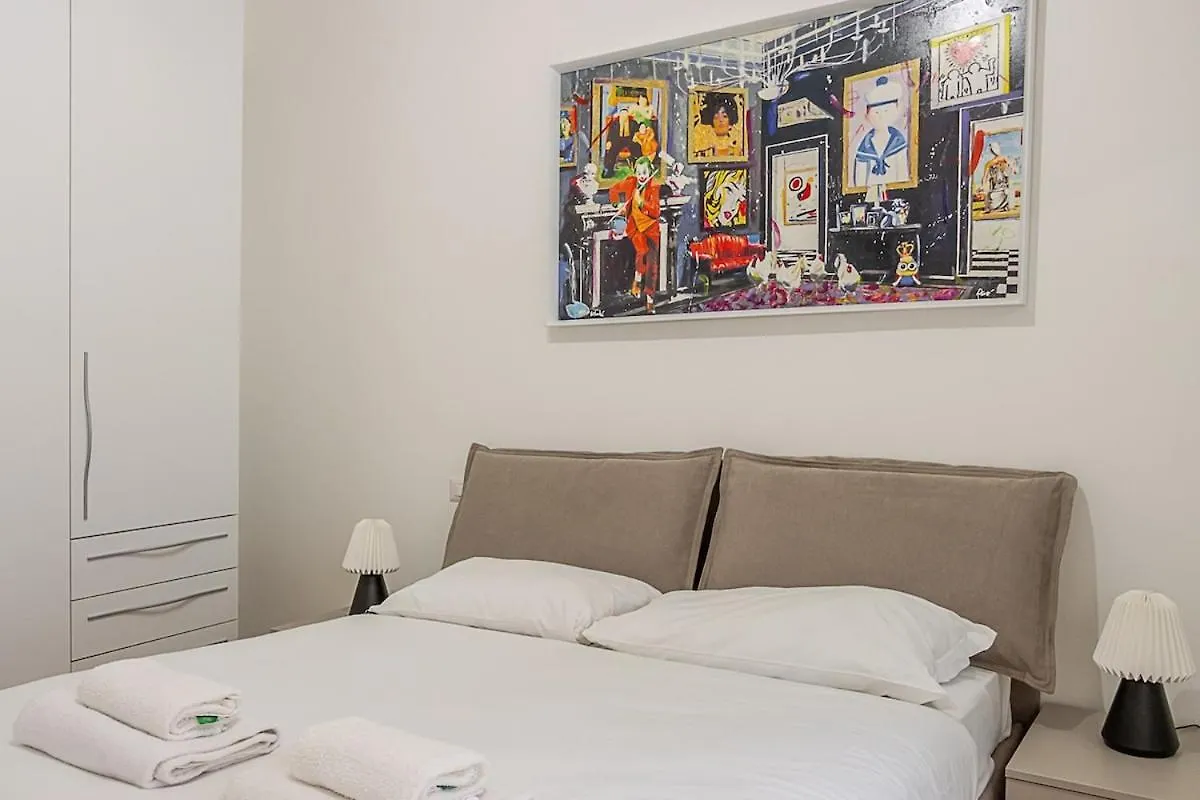 Art-Filled Apartment In Centro Mediolan